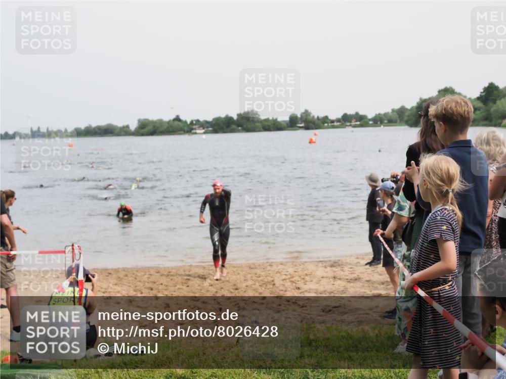 21.06.2025 - 27. Vierlanden-Triathlon MichiJ http://msf.ph/oto/8026428 15.06.2026 10:57:19 Schwimmen 692, 697 meine-sportfotos.de