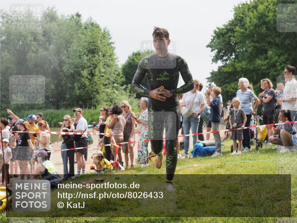 15.06.2025 - 27. Vierlanden-Triathlon KatJ http://msf.ph/oto/8026433 15.06.2025 10:59:50 Schwimmen 641, 727 meine-sportfotos.de