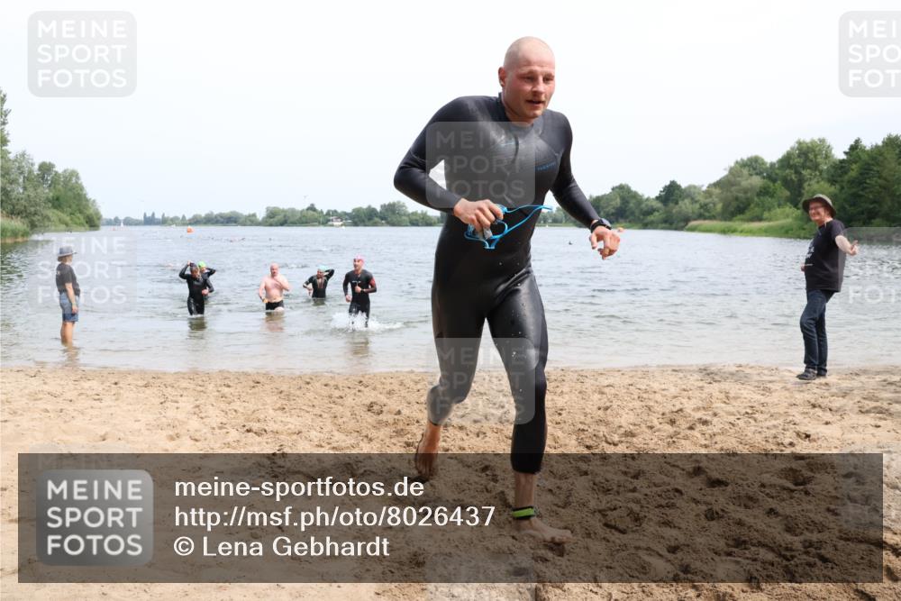 15.06.2025 - 27. Vierlanden-Triathlon Lena Gebhardt http://msf.ph/oto/8026437 15.06.2025 10:58:29 Schwimmen 636, 643, 667, 710, 732, 741, 747 meine-sportfotos.de