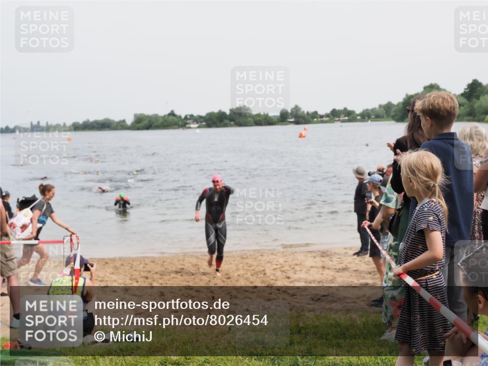 21.06.2025 - 27. Vierlanden-Triathlon MichiJ http://msf.ph/oto/8026454 15.06.2026 10:57:20 Schwimmen 692, 697 meine-sportfotos.de