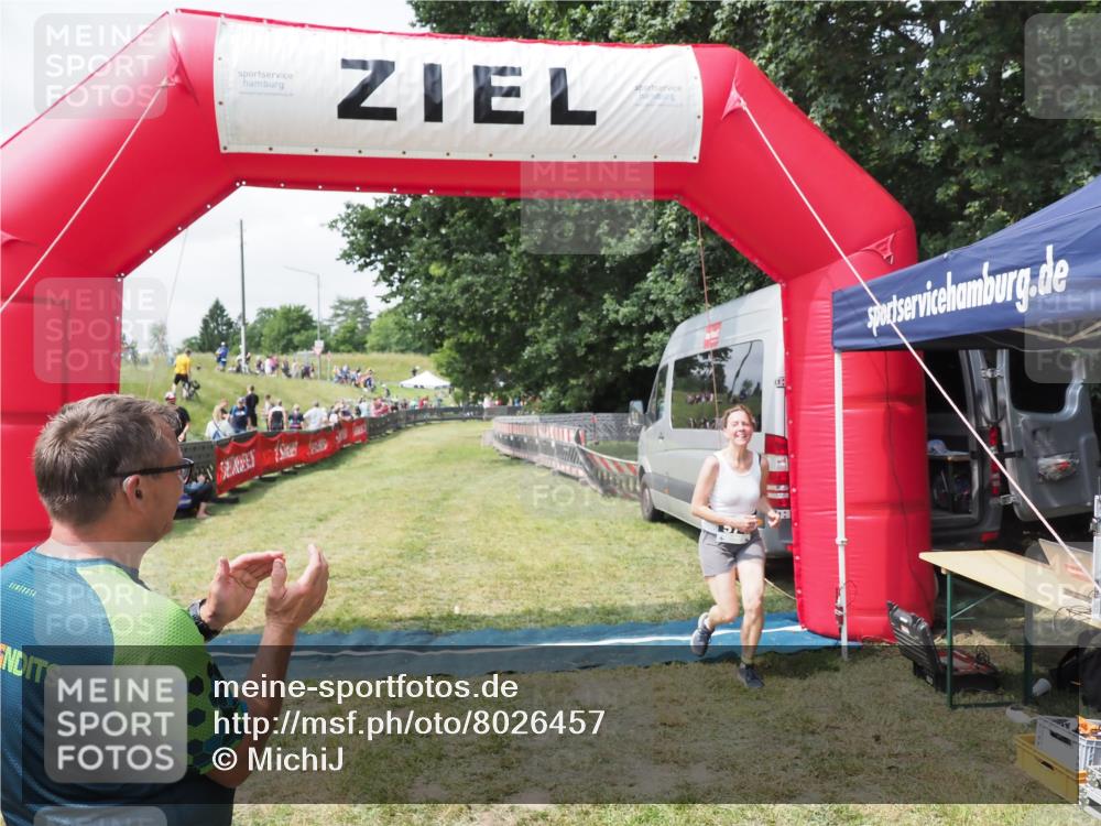 21.06.2025 - 27. Vierlanden-Triathlon MichiJ http://msf.ph/oto/8026457 15.06.2026 11:59:08 Ziel 574 meine-sportfotos.de