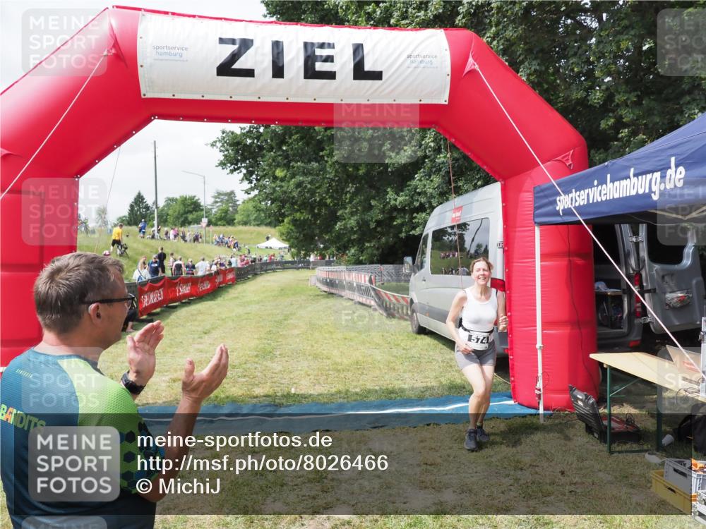 21.06.2025 - 27. Vierlanden-Triathlon MichiJ http://msf.ph/oto/8026466 15.06.2026 11:59:08 Ziel 574 meine-sportfotos.de