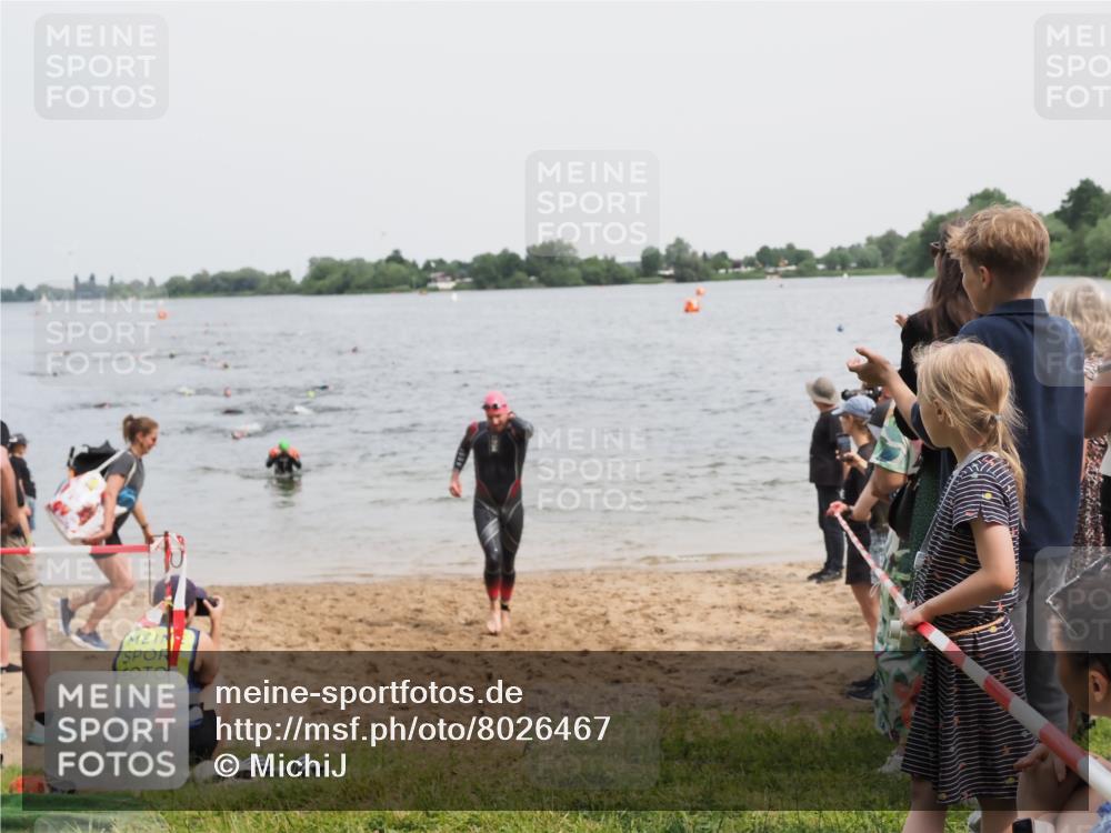 21.06.2025 - 27. Vierlanden-Triathlon MichiJ http://msf.ph/oto/8026467 15.06.2026 10:57:20 Schwimmen 692, 697 meine-sportfotos.de