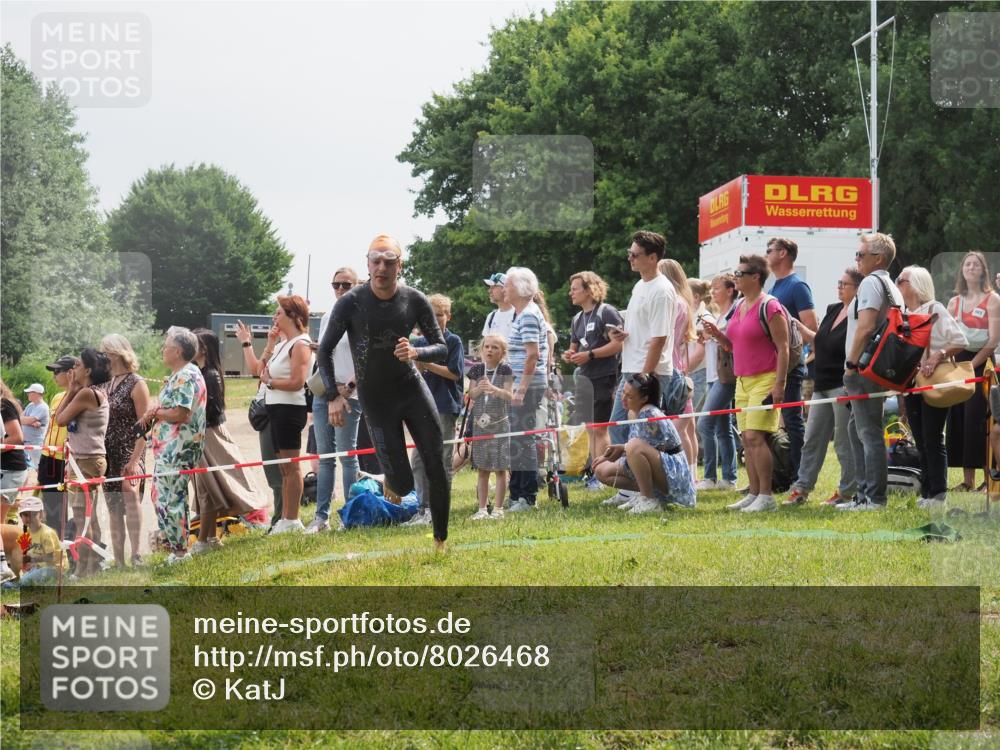 15.06.2025 - 27. Vierlanden-Triathlon KatJ http://msf.ph/oto/8026468 15.06.2025 11:00:08 Schwimmen 708 meine-sportfotos.de