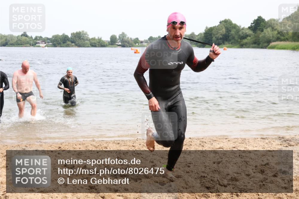 15.06.2025 - 27. Vierlanden-Triathlon Lena Gebhardt http://msf.ph/oto/8026475 15.06.2025 10:58:32 Schwimmen 636, 643, 667, 684, 732, 741, 747 meine-sportfotos.de