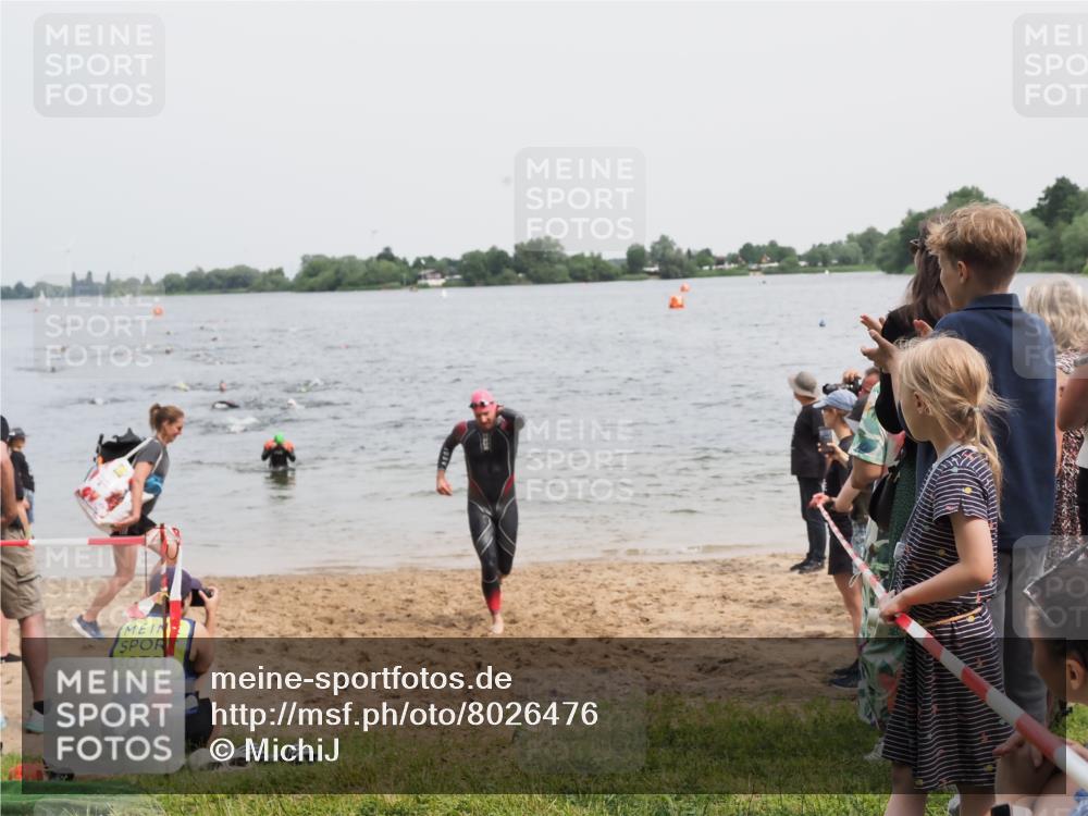21.06.2025 - 27. Vierlanden-Triathlon MichiJ http://msf.ph/oto/8026476 15.06.2026 10:57:20 Schwimmen 692, 697 meine-sportfotos.de