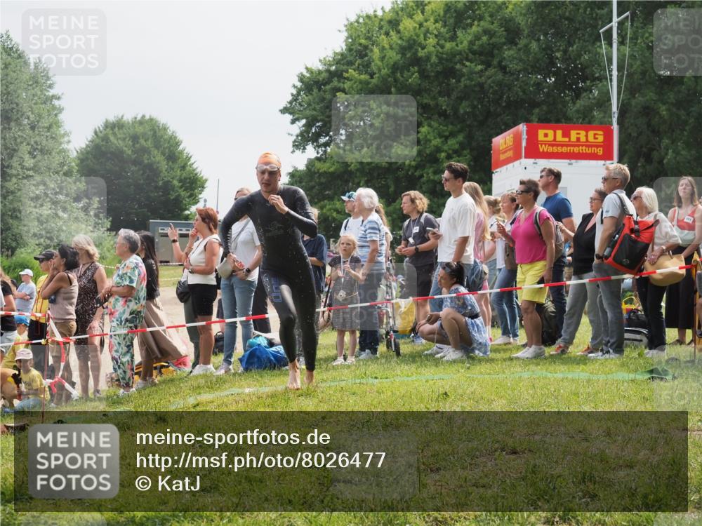 15.06.2025 - 27. Vierlanden-Triathlon KatJ http://msf.ph/oto/8026477 15.06.2025 11:00:08 Schwimmen 708 meine-sportfotos.de