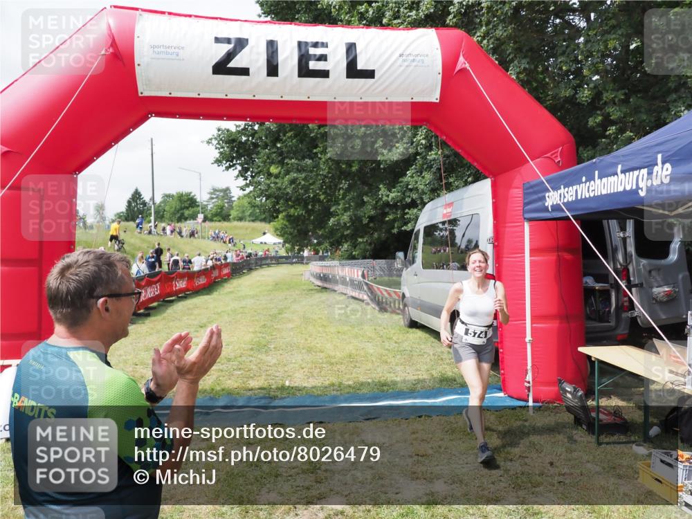 21.06.2025 - 27. Vierlanden-Triathlon MichiJ http://msf.ph/oto/8026479 15.06.2026 11:59:08 Ziel 574 meine-sportfotos.de