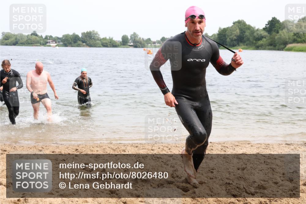 15.06.2025 - 27. Vierlanden-Triathlon Lena Gebhardt http://msf.ph/oto/8026480 15.06.2025 10:58:32 Schwimmen 636, 643, 667, 684, 732, 741, 747 meine-sportfotos.de
