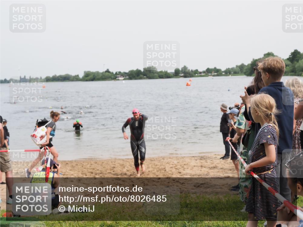 21.06.2025 - 27. Vierlanden-Triathlon MichiJ http://msf.ph/oto/8026485 15.06.2026 10:57:20 Schwimmen 692, 697 meine-sportfotos.de