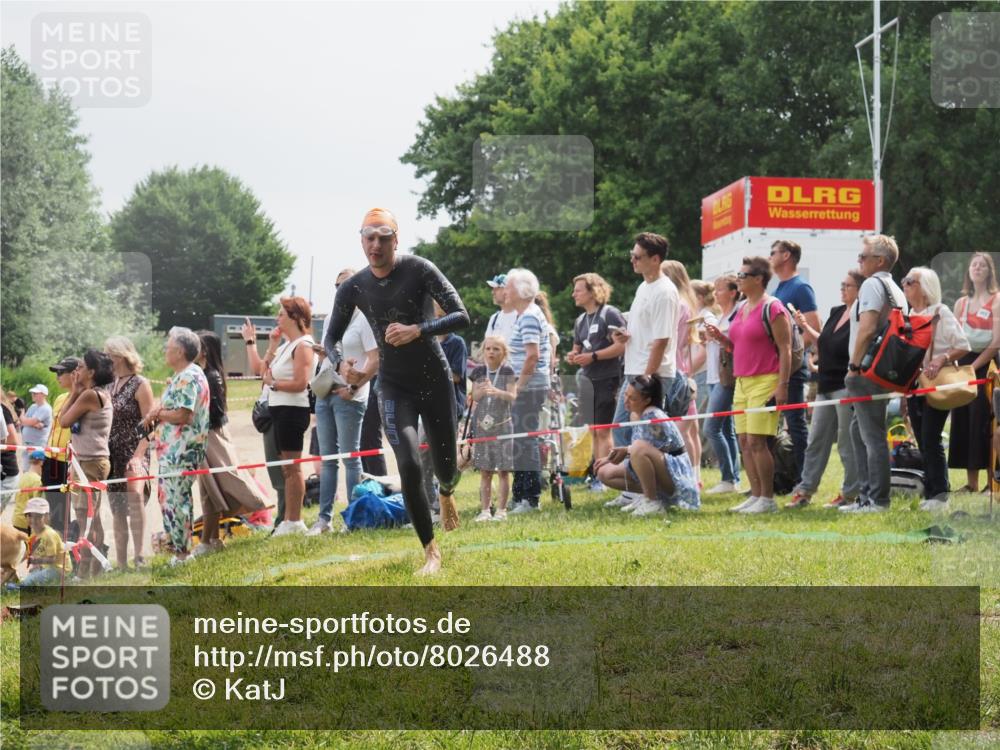 15.06.2025 - 27. Vierlanden-Triathlon KatJ http://msf.ph/oto/8026488 15.06.2025 11:00:08 Schwimmen 708 meine-sportfotos.de