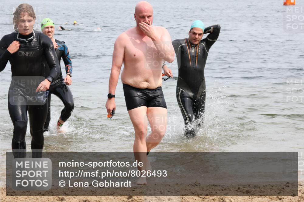 15.06.2025 - 27. Vierlanden-Triathlon Lena Gebhardt http://msf.ph/oto/8026493 15.06.2025 10:58:34 Schwimmen 636, 643, 667, 684, 732, 741, 747 meine-sportfotos.de