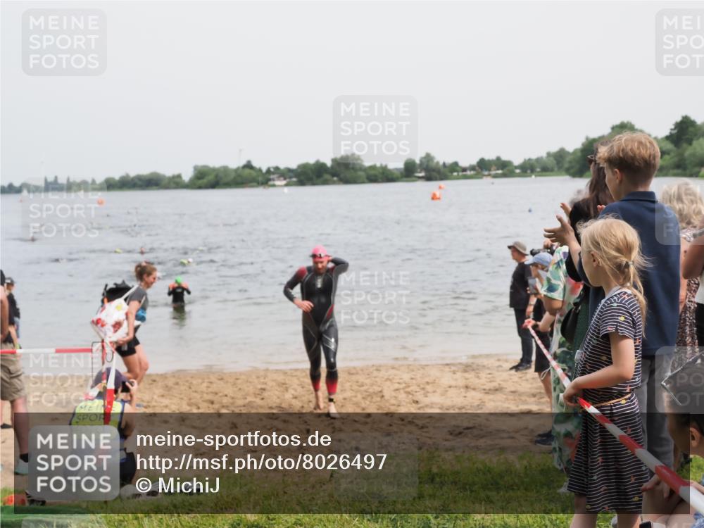 21.06.2025 - 27. Vierlanden-Triathlon MichiJ http://msf.ph/oto/8026497 15.06.2026 10:57:20 Schwimmen 692, 697 meine-sportfotos.de