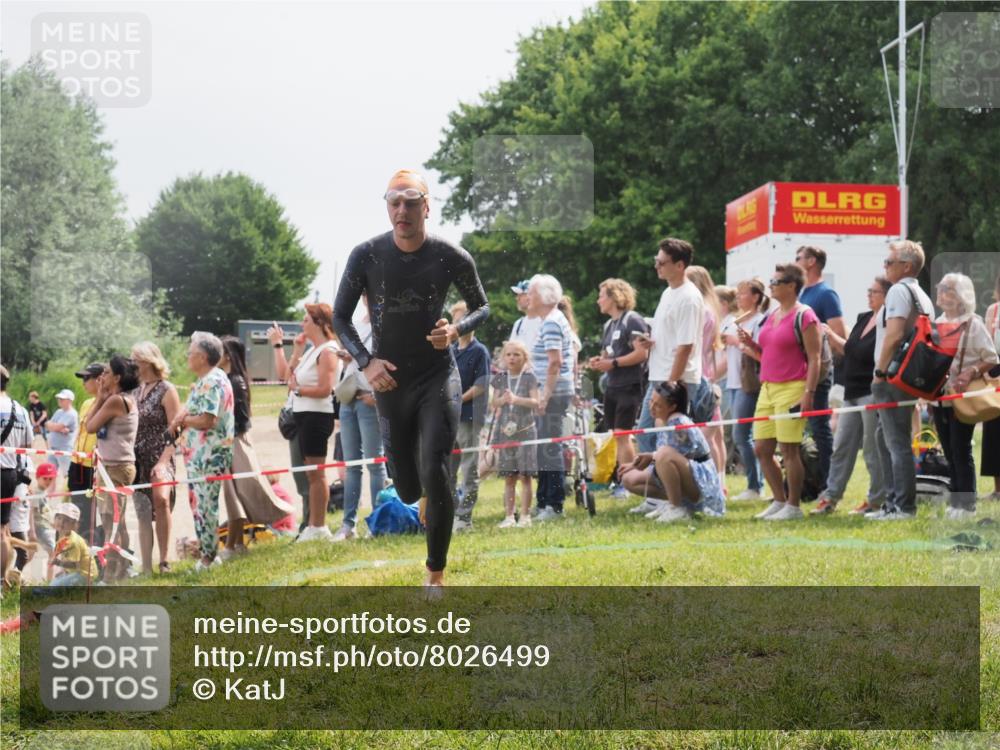 15.06.2025 - 27. Vierlanden-Triathlon KatJ http://msf.ph/oto/8026499 15.06.2025 11:00:09 Schwimmen 708 meine-sportfotos.de