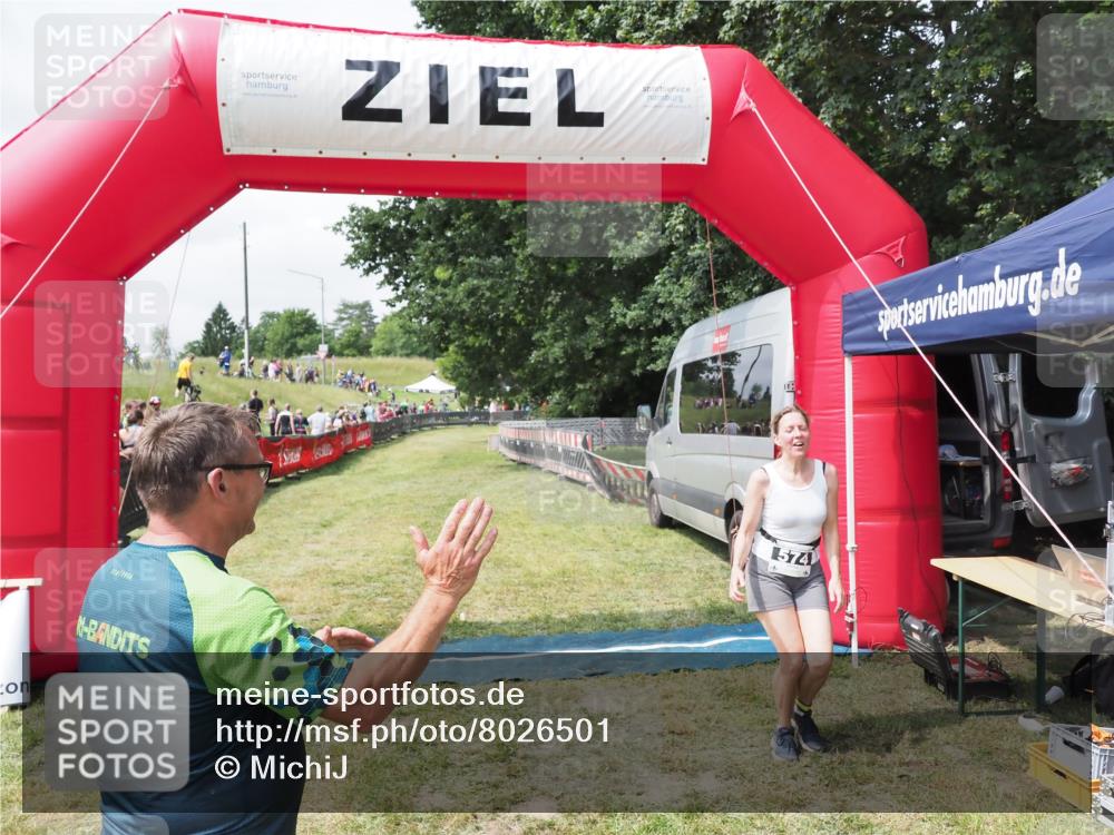 21.06.2025 - 27. Vierlanden-Triathlon MichiJ http://msf.ph/oto/8026501 15.06.2026 11:59:08 Ziel 574 meine-sportfotos.de