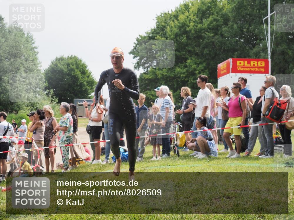 15.06.2025 - 27. Vierlanden-Triathlon KatJ http://msf.ph/oto/8026509 15.06.2025 11:00:09 Schwimmen 708 meine-sportfotos.de