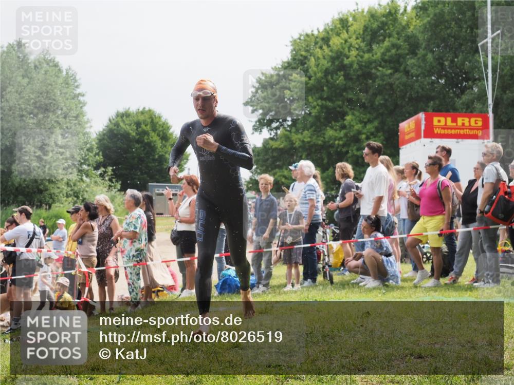 15.06.2025 - 27. Vierlanden-Triathlon KatJ http://msf.ph/oto/8026519 15.06.2025 11:00:09 Schwimmen 708 meine-sportfotos.de