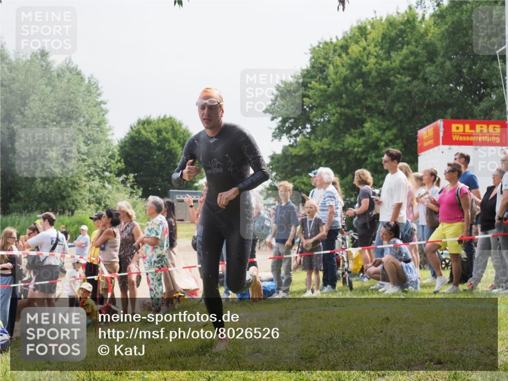 15.06.2025 - 27. Vierlanden-Triathlon KatJ http://msf.ph/oto/8026526 15.06.2025 11:00:09 Schwimmen 708 meine-sportfotos.de