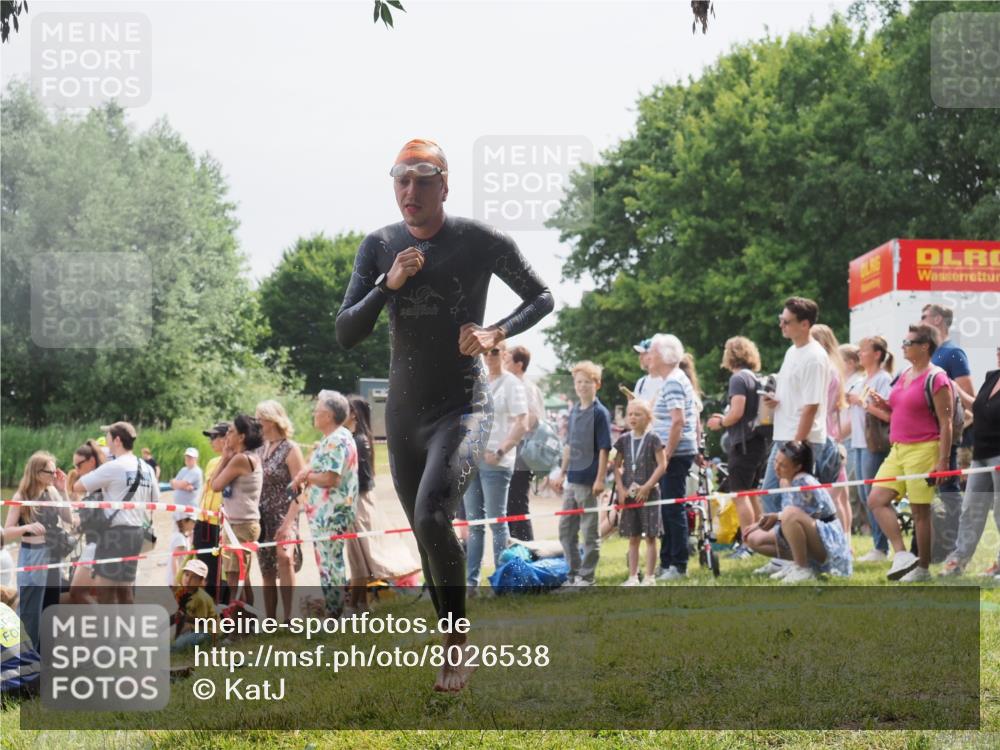 15.06.2025 - 27. Vierlanden-Triathlon KatJ http://msf.ph/oto/8026538 15.06.2025 11:00:09 Schwimmen 708 meine-sportfotos.de