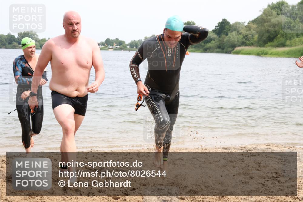 15.06.2025 - 27. Vierlanden-Triathlon Lena Gebhardt http://msf.ph/oto/8026544 15.06.2025 10:58:37 Schwimmen 636, 643, 667, 684, 732, 743, 747 meine-sportfotos.de