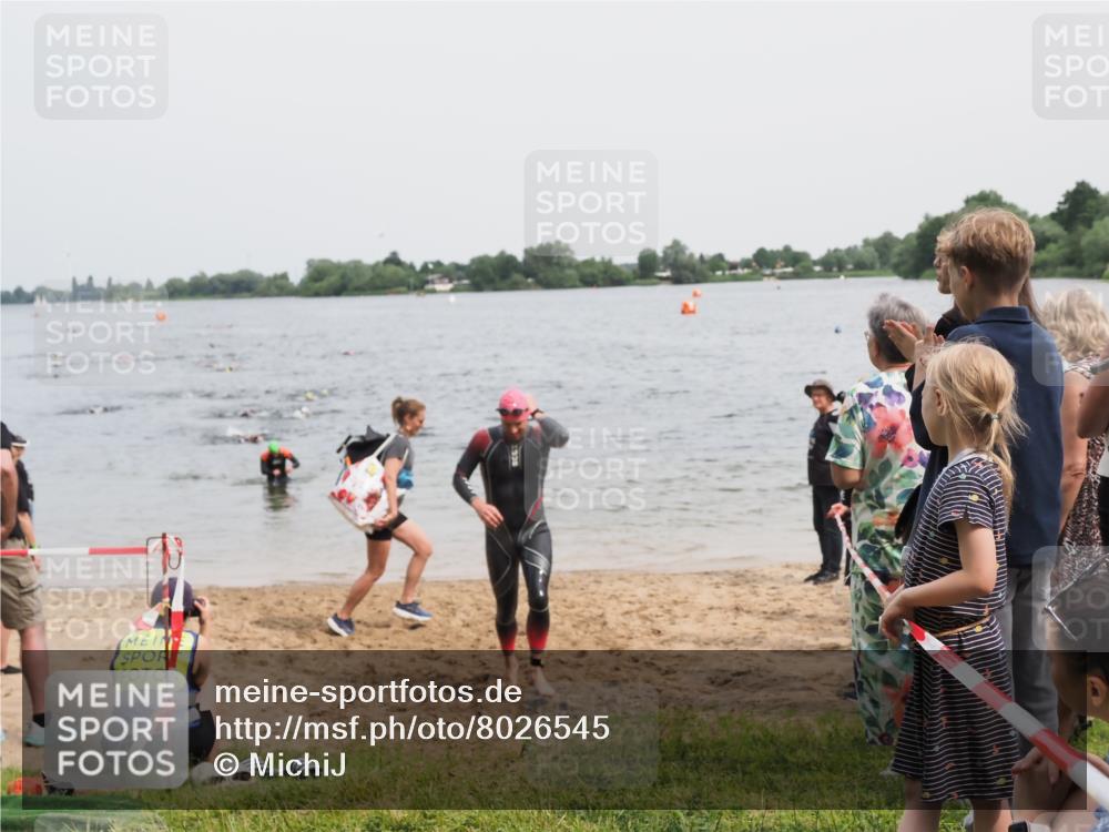 21.06.2025 - 27. Vierlanden-Triathlon MichiJ http://msf.ph/oto/8026545 15.06.2026 10:57:21 Schwimmen 692, 697 meine-sportfotos.de