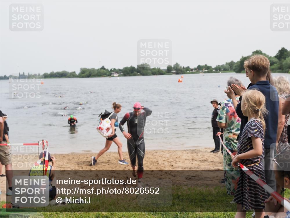 21.06.2025 - 27. Vierlanden-Triathlon MichiJ http://msf.ph/oto/8026552 15.06.2026 10:57:21 Schwimmen 692, 697 meine-sportfotos.de