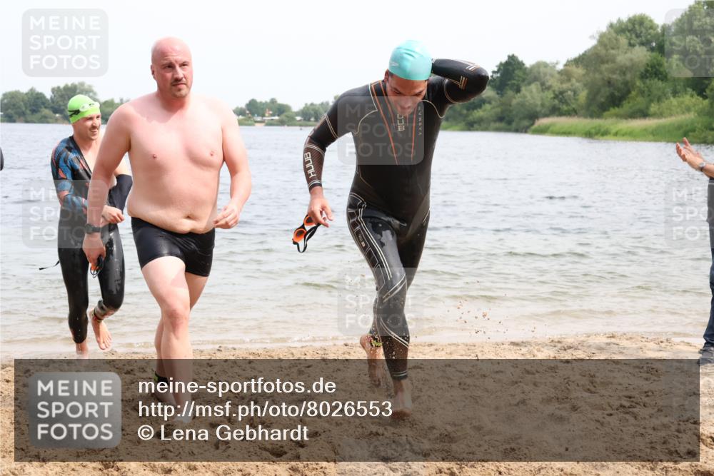 15.06.2025 - 27. Vierlanden-Triathlon Lena Gebhardt http://msf.ph/oto/8026553 15.06.2025 10:58:38 Schwimmen 636, 667, 684, 732, 743, 747 meine-sportfotos.de