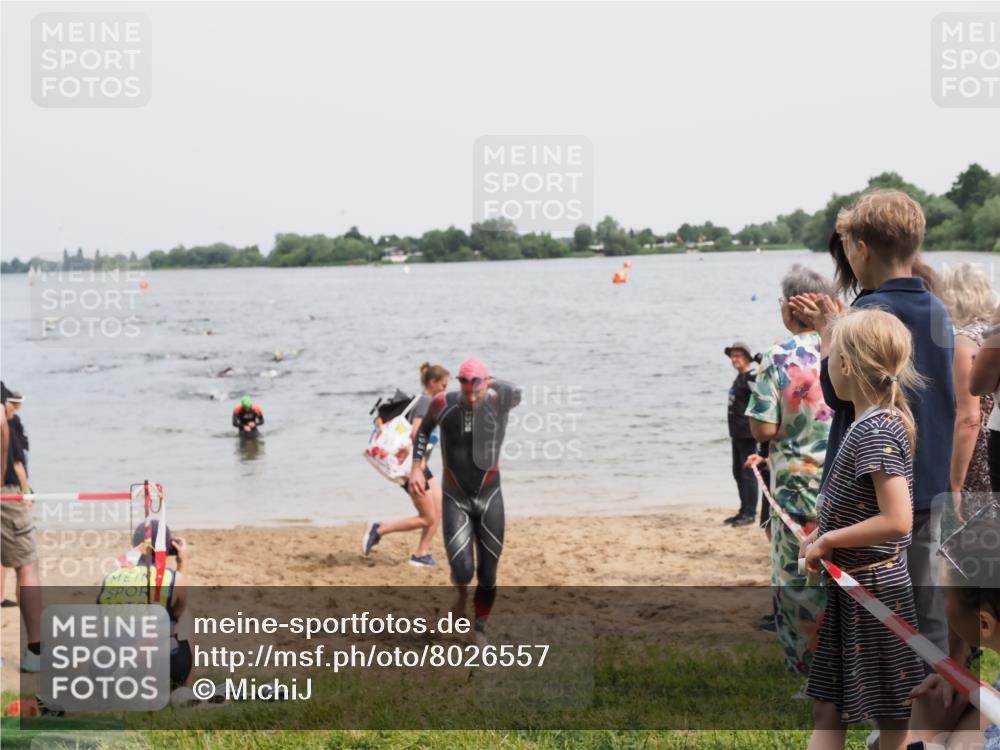 21.06.2025 - 27. Vierlanden-Triathlon MichiJ http://msf.ph/oto/8026557 15.06.2026 10:57:21 Schwimmen 692, 697 meine-sportfotos.de