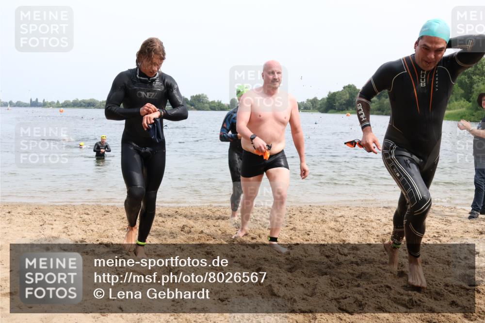 15.06.2025 - 27. Vierlanden-Triathlon Lena Gebhardt http://msf.ph/oto/8026567 15.06.2025 10:58:38 Schwimmen 636, 667, 684, 732, 743, 747 meine-sportfotos.de