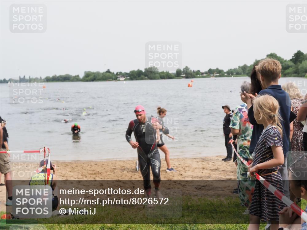 21.06.2025 - 27. Vierlanden-Triathlon MichiJ http://msf.ph/oto/8026572 15.06.2026 10:57:22 Schwimmen 697 meine-sportfotos.de