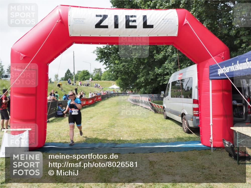 21.06.2025 - 27. Vierlanden-Triathlon MichiJ http://msf.ph/oto/8026581 15.06.2026 11:59:32 Ziel 538 meine-sportfotos.de