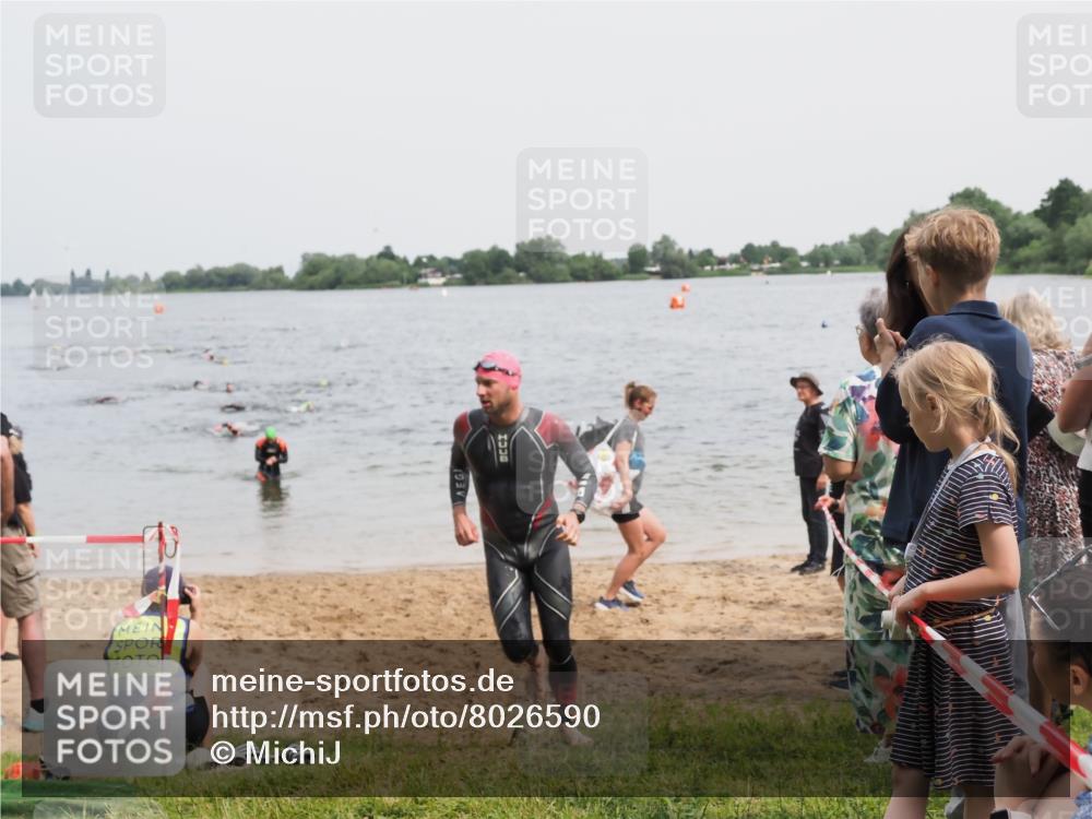 21.06.2025 - 27. Vierlanden-Triathlon MichiJ http://msf.ph/oto/8026590 15.06.2026 10:57:22 Schwimmen 697 meine-sportfotos.de