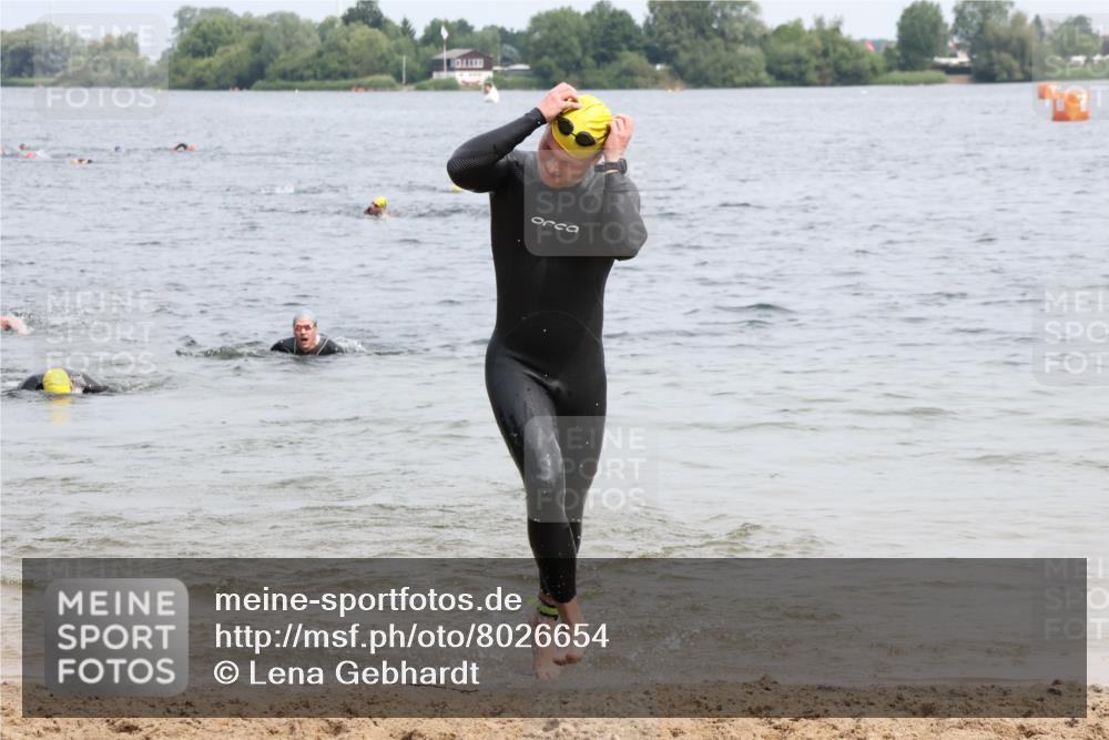 15.06.2025 - 27. Vierlanden-Triathlon Lena Gebhardt http://msf.ph/oto/8026654 15.06.2025 10:58:44 Schwimmen 636, 667, 684, 743, 747, 760 meine-sportfotos.de