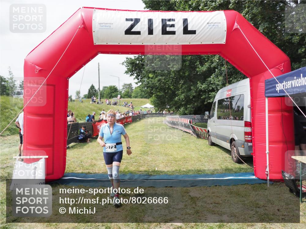 21.06.2025 - 27. Vierlanden-Triathlon MichiJ http://msf.ph/oto/8026666 15.06.2026 12:00:03 Ziel 572 meine-sportfotos.de