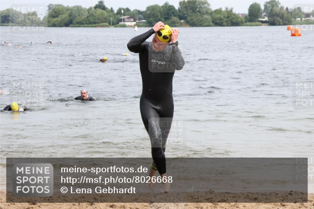15.06.2025 - 27. Vierlanden-Triathlon Lena Gebhardt http://msf.ph/oto/8026668 15.06.2025 10:58:44 Schwimmen 636, 667, 684, 743, 747, 760 meine-sportfotos.de