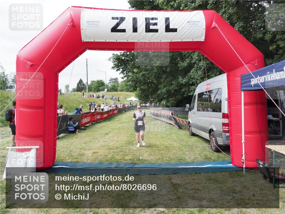 21.06.2025 - 27. Vierlanden-Triathlon MichiJ http://msf.ph/oto/8026696 15.06.2026 12:00:56 Ziel 495 meine-sportfotos.de