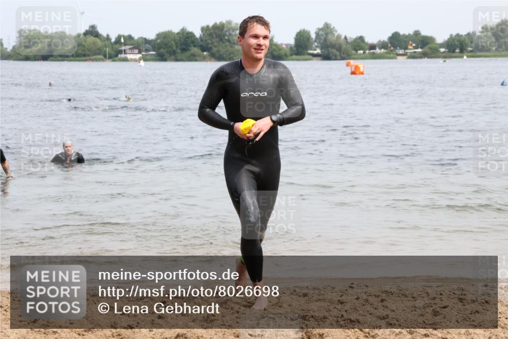 15.06.2025 - 27. Vierlanden-Triathlon Lena Gebhardt http://msf.ph/oto/8026698 15.06.2025 10:58:45 Schwimmen 636, 667, 684, 743, 747, 760 meine-sportfotos.de