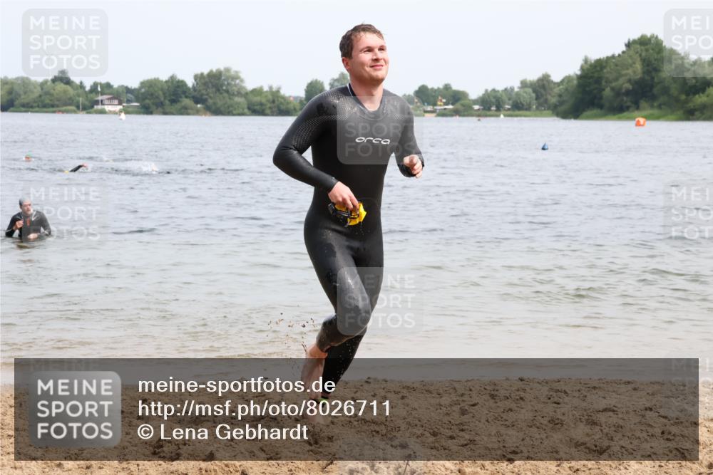 15.06.2025 - 27. Vierlanden-Triathlon Lena Gebhardt http://msf.ph/oto/8026711 15.06.2025 10:58:45 Schwimmen 636, 667, 684, 743, 747, 760 meine-sportfotos.de
