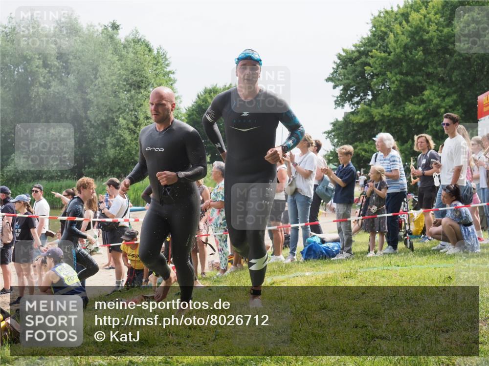 15.06.2025 - 27. Vierlanden-Triathlon KatJ http://msf.ph/oto/8026712 15.06.2025 11:00:23 Schwimmen 646, 657, 662, 694, 714, 731 meine-sportfotos.de