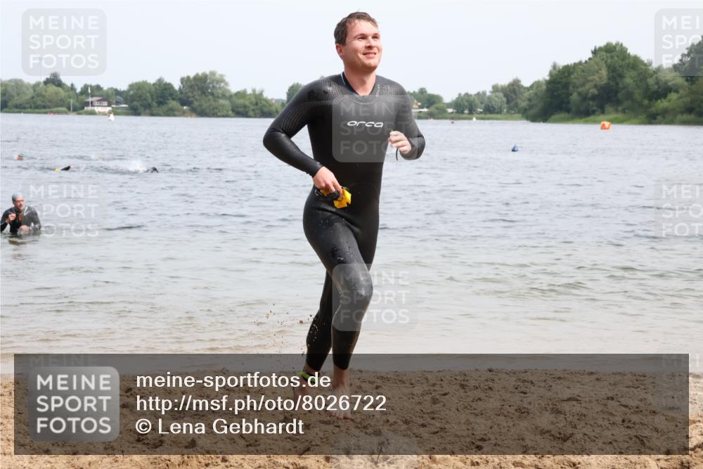 15.06.2025 - 27. Vierlanden-Triathlon Lena Gebhardt http://msf.ph/oto/8026722 15.06.2025 10:58:46 Schwimmen 636, 667, 684, 743, 747, 760 meine-sportfotos.de