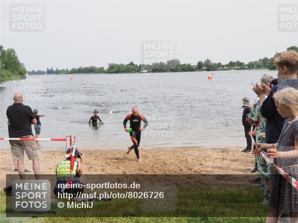 21.06.2025 - 27. Vierlanden-Triathlon MichiJ http://msf.ph/oto/8026726 15.06.2026 10:57:31 Schwimmen 707, 722 meine-sportfotos.de