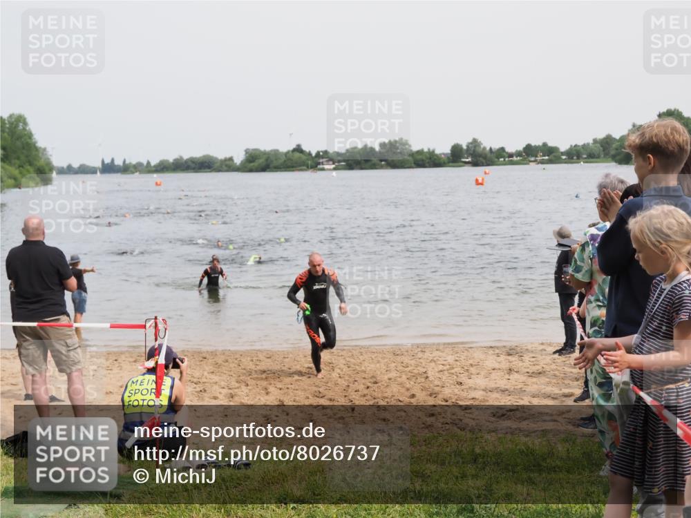 21.06.2025 - 27. Vierlanden-Triathlon MichiJ http://msf.ph/oto/8026737 15.06.2026 10:57:31 Schwimmen 707, 722 meine-sportfotos.de