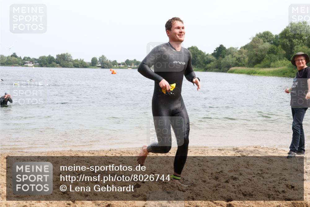 15.06.2025 - 27. Vierlanden-Triathlon Lena Gebhardt http://msf.ph/oto/8026744 15.06.2025 10:58:46 Schwimmen 636, 667, 684, 743, 747, 760 meine-sportfotos.de