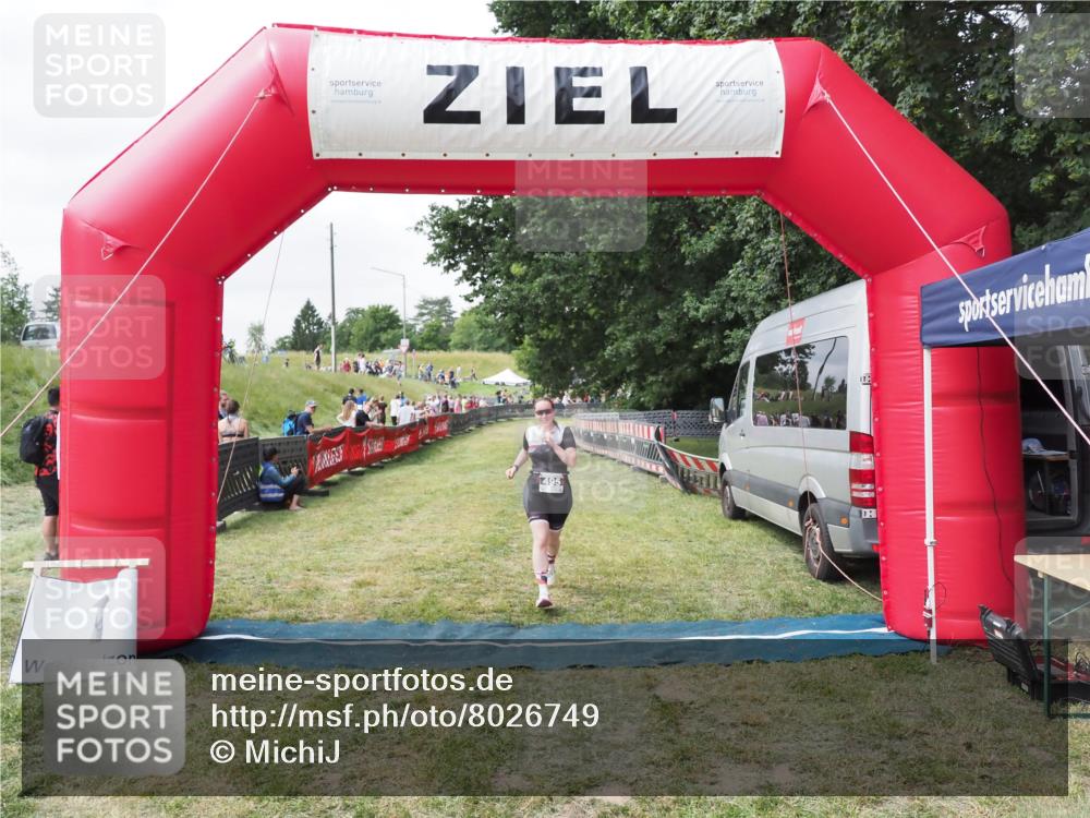 21.06.2025 - 27. Vierlanden-Triathlon MichiJ http://msf.ph/oto/8026749 15.06.2026 12:00:56 Ziel 495 meine-sportfotos.de