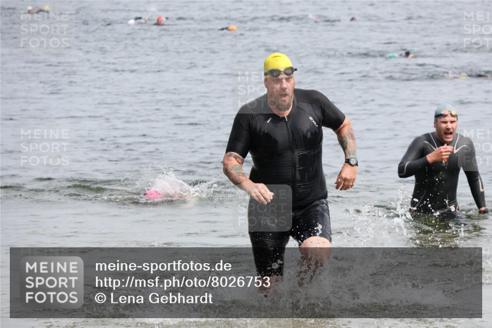 15.06.2025 - 27. Vierlanden-Triathlon Lena Gebhardt http://msf.ph/oto/8026753 15.06.2025 10:58:49 Schwimmen 667, 684, 743, 760 meine-sportfotos.de
