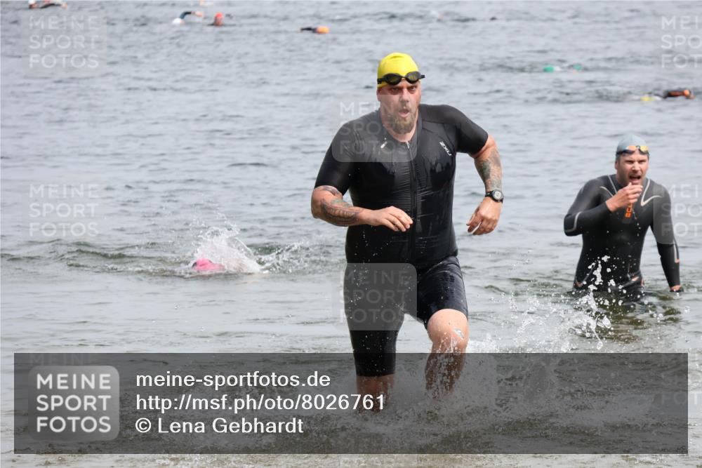 15.06.2025 - 27. Vierlanden-Triathlon Lena Gebhardt http://msf.ph/oto/8026761 15.06.2025 10:58:49 Schwimmen 667, 684, 743, 760 meine-sportfotos.de