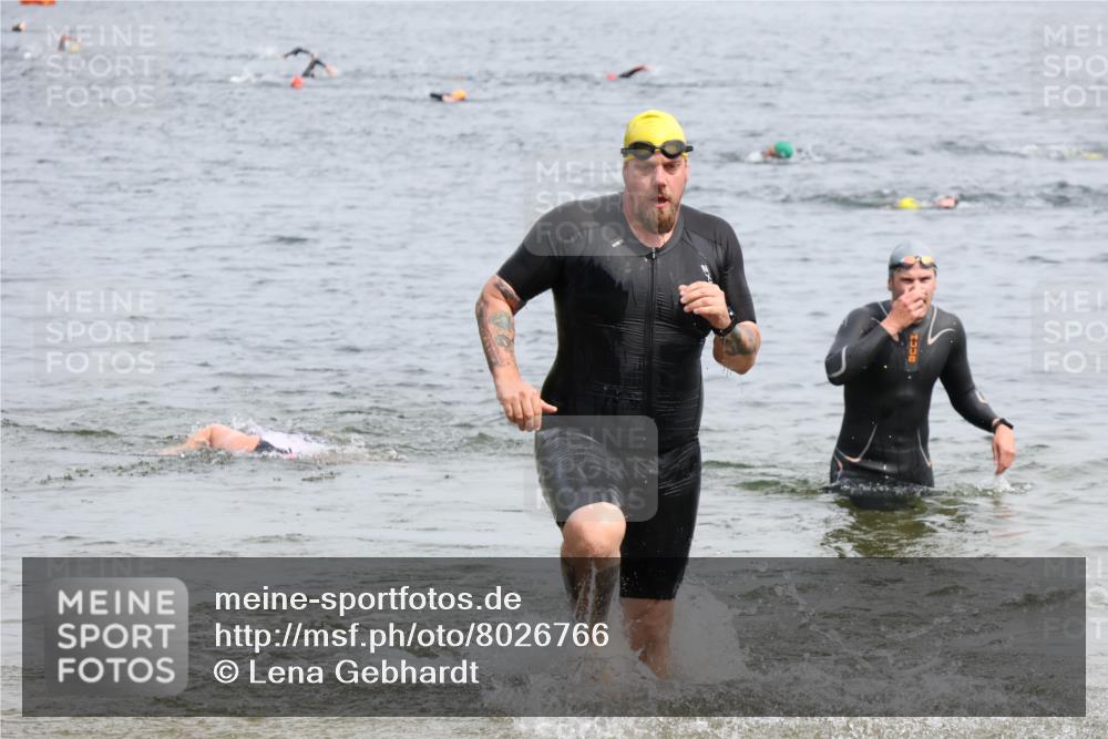 15.06.2025 - 27. Vierlanden-Triathlon Lena Gebhardt http://msf.ph/oto/8026766 15.06.2025 10:58:50 Schwimmen 684, 743, 760 meine-sportfotos.de