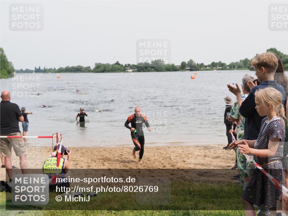 21.06.2025 - 27. Vierlanden-Triathlon MichiJ http://msf.ph/oto/8026769 15.06.2026 10:57:31 Schwimmen 707, 722 meine-sportfotos.de