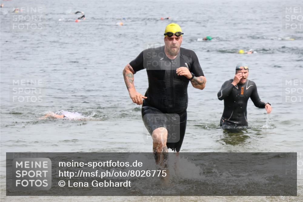15.06.2025 - 27. Vierlanden-Triathlon Lena Gebhardt http://msf.ph/oto/8026775 15.06.2025 10:58:50 Schwimmen 684, 743, 760 meine-sportfotos.de