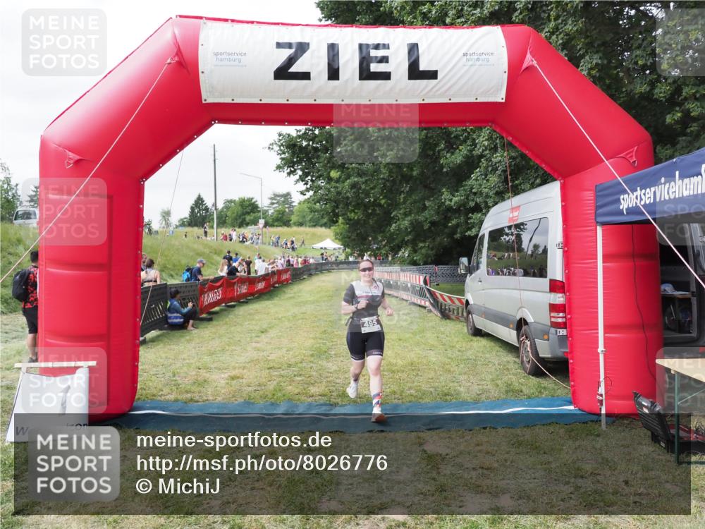 21.06.2025 - 27. Vierlanden-Triathlon MichiJ http://msf.ph/oto/8026776 15.06.2026 12:00:57 Ziel 495 meine-sportfotos.de